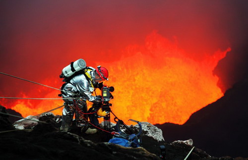 探险家深入活火山内部 距熔岩仅百米